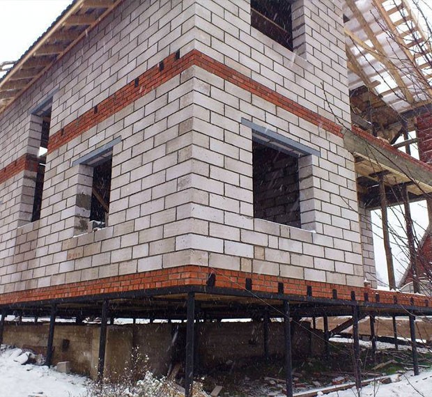 Монтаж свайно-винтового фундамента под дом из пеноблока в Черноголовке